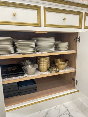 下段の扉の中に食器をたくさん収納しました。