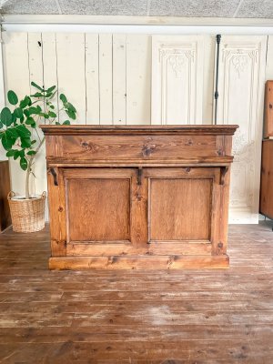 写真はW1300幅のレジカウンター、人が二人並べるサイズ。