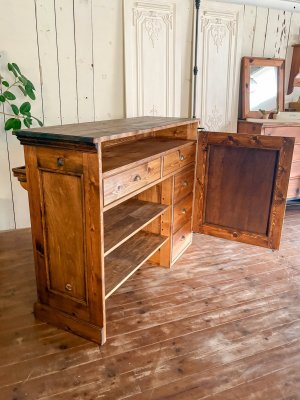 スイングドアでL字型になっています。