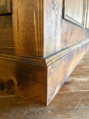 各所にモールディング加工を施しています。