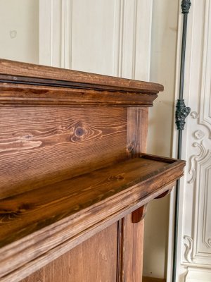 正面には荷物置きに使えるミニシェルフ付き