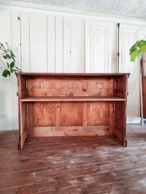 内側はフリーに使えるように、棚を1枚だけ入れました。