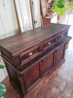 W1400✕D490mmの広い天板、作業カウンターとして活躍します。