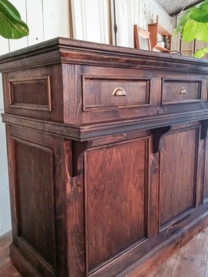 モールディング装飾や真鍮金物を使った豪華なアンティーク調カウンター