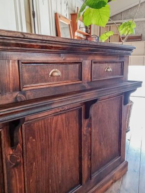 正面には小さな荷物棚付き。