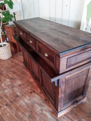 パイン材や節や木目が表情豊かな木材です。