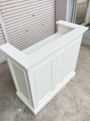 トップ天板がコの字になっていて、一段下がったところにレジなどを置く作業テーブルがあります。