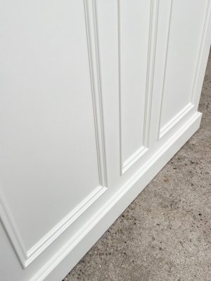 モールディングで立体的に装飾します。