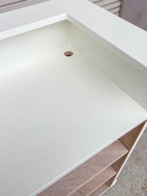 天板に配線穴を開けます