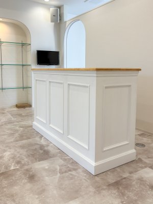 写真の本体はホワイト、天板はナチュラルブラウン。