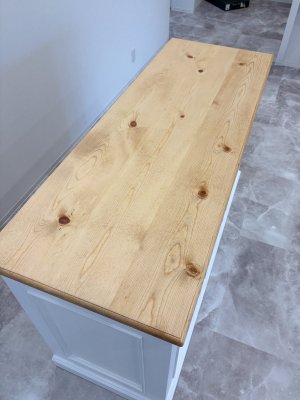 天板はパイン無垢材で、かわいい印象