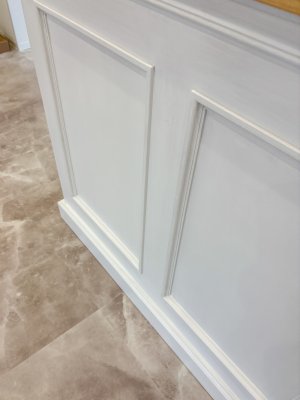 モールディングで立体的に化粧しました。