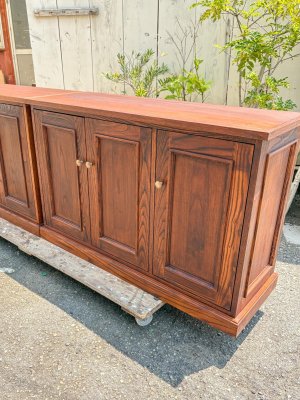 モールディングで立体的に化粧したアンティーク調家具