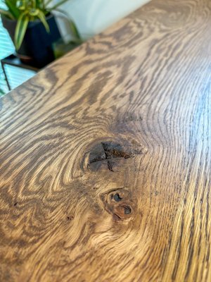 節有りのオーク材を使ったかっこいい仕上げ。