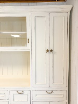 上段右側に背の高い扉を設置、カスタマイズ可能です。