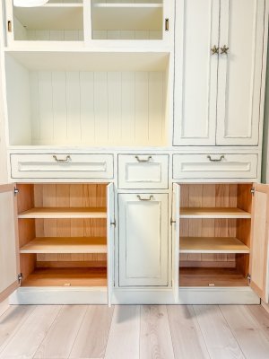 様々な収納をカスタムできるオーダーメイド食器棚