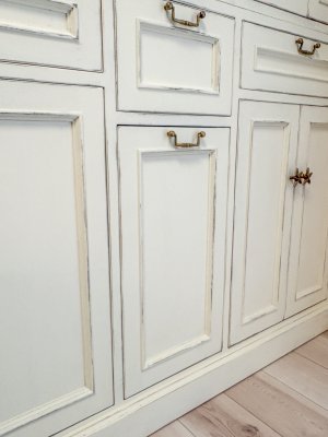 モールディングで立体的に装飾したアンティーク調カップボード