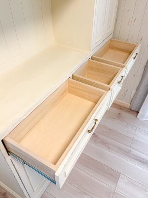 下段上部には浅めの抽斗。