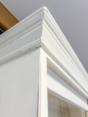 上段天板には分厚いモールディング装飾