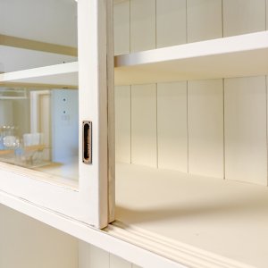 上段の扉はスライド扉を採用