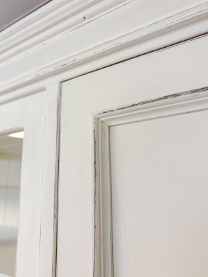 写真は塗装が剥がれたような雰囲気のアンティークホワイト仕上げ