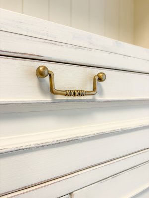 引出しにもモールディング装飾