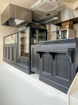 ドーナツ屋さん向けカウンターセット157　(レジ台＋ガラスケース＋フライヤー台)W3900　スイングドア付き