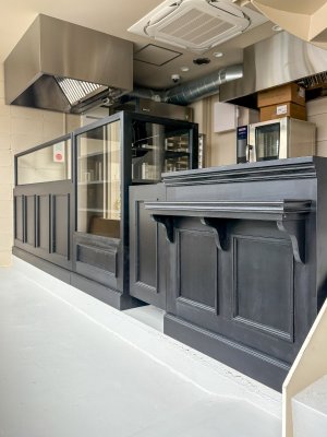 大阪のドーナツ屋さんに納品させていただいたレジカウンターセット
