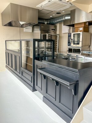 W3900mmの一面カウンター、ガラスショーケース、フライヤー台のセットです。