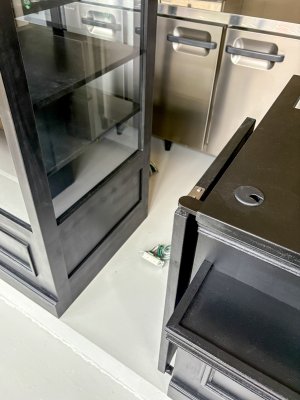 両側に開くスイングドアで、お部屋の間仕切りをしています。