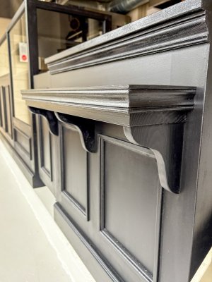 荷物棚付きのレジカウンター、アンティーク調デザインです。