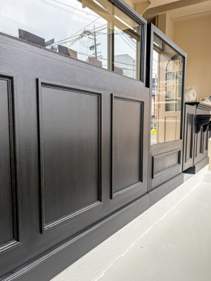 モールディングで装飾したアンティーク調デザインの店舗什器