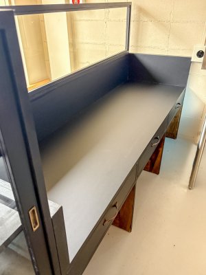 フライヤー台の内側は、油汚れを掃除しやすいようにメラミンを採用