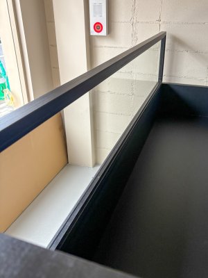 フライヤー台のお客様側には、油飛散防止のガラス窓を設置。