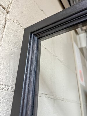 モールディングで装飾したアンティーク調デザインの店舗什器