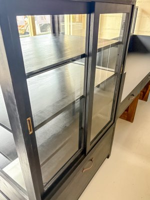 ドーナツを陳列する冷蔵機能のないガラスショーケース