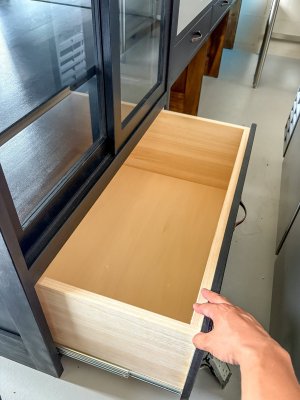 ガラスショーケースの下には大きな引出し