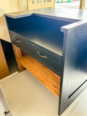 レジカウンターの中の収納も自由にカスタマイズできます。