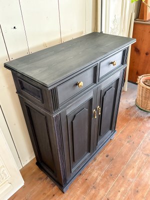 全体にモールディングで装飾したアンティーク調キャビネット