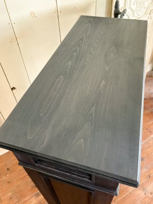 ビーチ材のおとなしい木目が見えるブラックペイント。