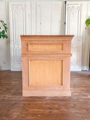 側面もモールディングで装飾したアンティーク調デザイン。