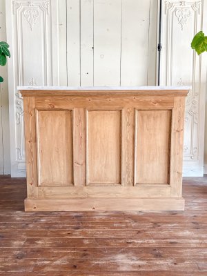 節のある木材パイン無垢材を使ったカントリーテイストの家具です。