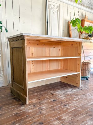 内側に可動棚2枚を設置した様子。