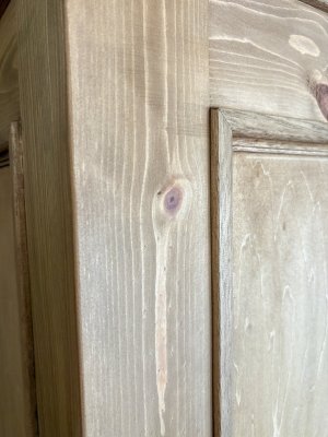 パイン材は節があり、表情豊かな木目が特徴