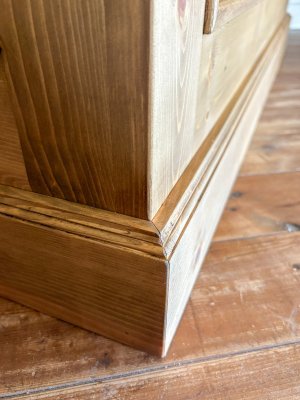 細部までモールディング装飾を施したおしゃれなカウンター