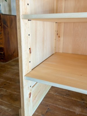 写真は高さ変更のできる横長の棚。