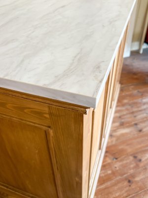 メラミン合版は、防水、耐熱、耐キズ性能に優れています。