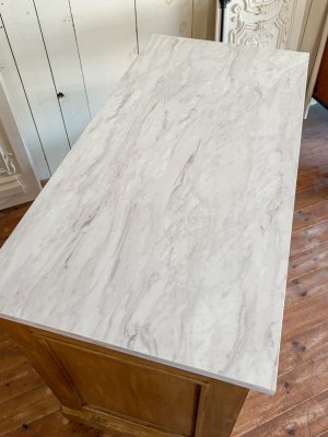 天板には大理石調のメラミン合板