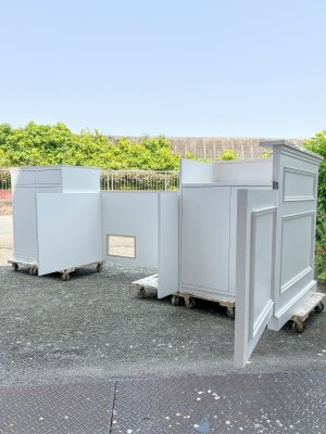 内側にW1200mm冷蔵ショーケースを収納するカバー付きカウンター