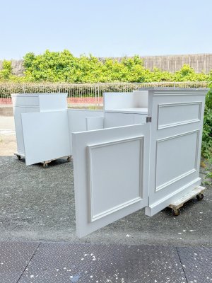 奥行き側にスイングドアを付けて、スタッフが行き来できます。